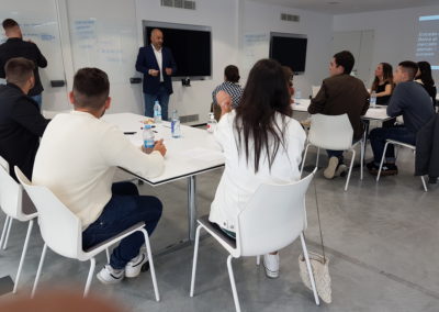 Martín Gómez, Socio Director de BAHÍA SOFTWARE, explicándoles en las instalaciones de la empresa a los alumnos de MASCOMEX las estrategias de internacionalización que están desarrollando