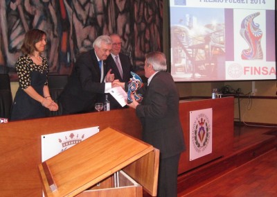 D. José Carballo, secretario general de FINSA, mientras recogía el Premio FULGET de la mano del rector de la USC D. Juan Viaño