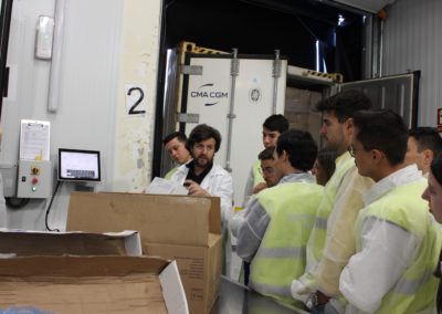 Los alumnos de MASCOMEX muy atentos durante la inspección de una mercancía en el PCF