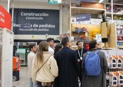 Algunos alumnos de MASCOMEX en las instalaciones de Leroy Merlin en Santiago de Compostela junto con el Director de la tienda y profesor de MASCOMEX, Julio Rodríguez