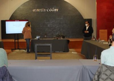 De izquierda a derecha, María Garrido, Directora de Marketing, Comercial y Enoturismo; Juan Vázquez, Director General; y Marta Burdiel, Responsable de Marketing de Bodegas Martín Códax, durante el seminario