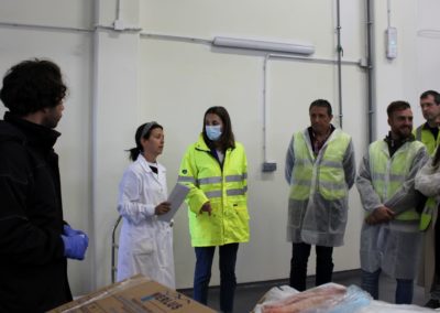 Los alumnos de MASCOMEX junto con el personal del Punto de Inspección Fronteriza (PIF) y Patricia Pérez, Directora del SOIVRE y profesora de MASCOMEX, durante la inspección a un contenedor de pescado congelado