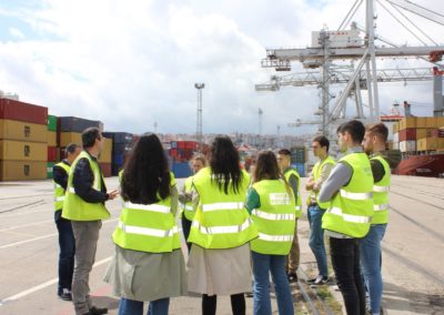 Los alumnos de MASCOMEX en la terminal de contenedores TERMAVI junto con Antonio Seoane, Director de Operaciones de la terminal viendo operaciones de carga y descarga de un buque
